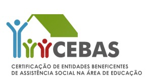 Selo CEBAS sendo segurado por mãos
