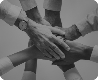 Mãos unidas em círculo representando trabalho em equipe